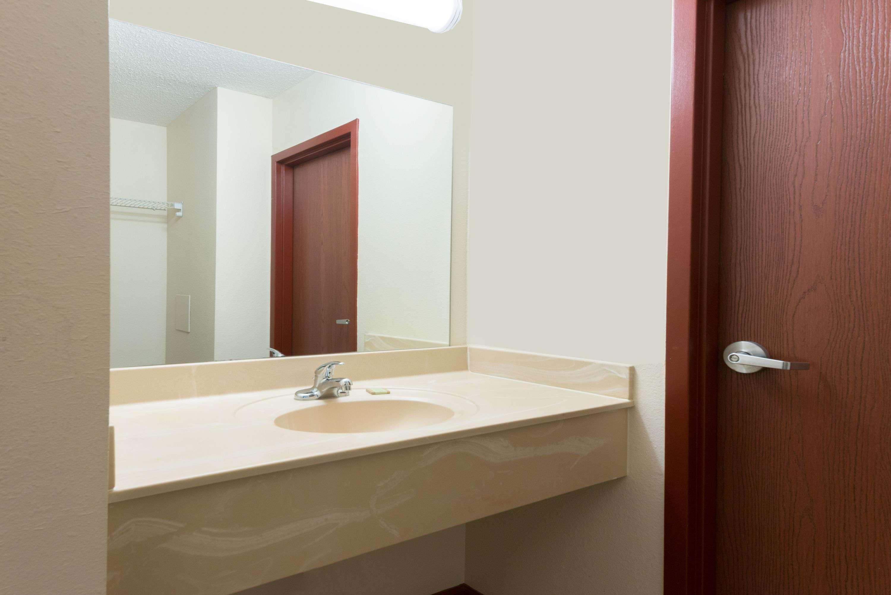 Super 8 By Wyndham Hotel